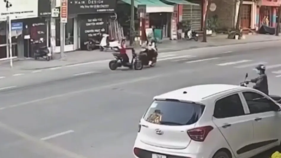 Thanh niên đi xe máy phóng nhanh gây va chạm giao thông